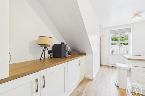 2 bedroom detached house to rent, Gledhow Lane, Leeds