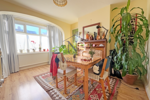 3 bedroom terraced house to rent, Amhurst Gardens