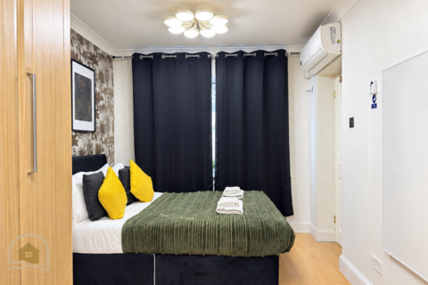 6 bedroom end of terrace house for sale, Conway Crescent, Perivale, Greenford, Middlesex, UB6