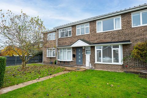 4 bed semi-detached house for rent in Steeplefield, Leigh-on-sea, SS9