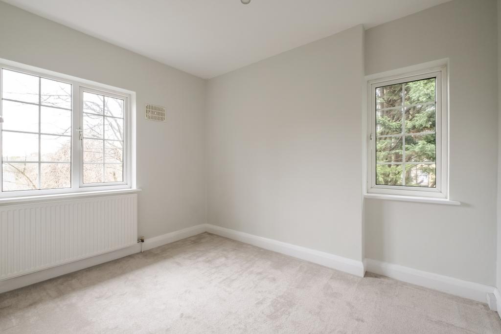 Apartment in Kingston Upon Thames - View 2