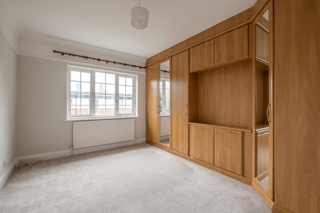 Apartment in Kingston Upon Thames - View 4