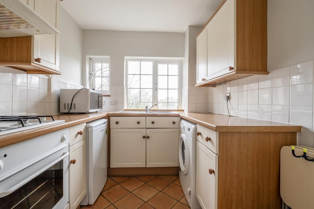Apartment in Kingston Upon Thames - View 5