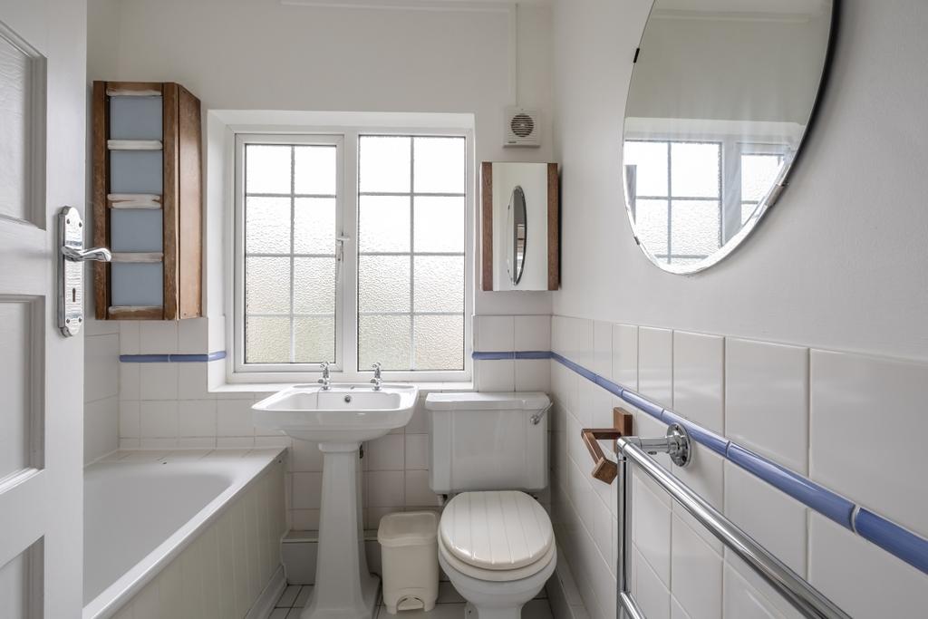 Apartment in Kingston Upon Thames - More