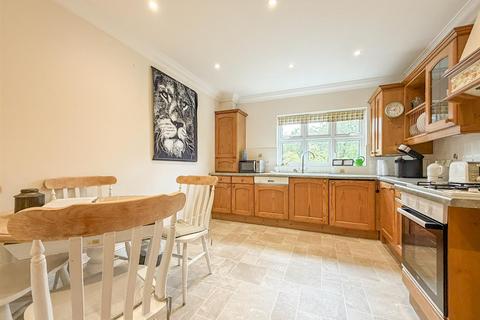 3 bedroom apartment to rent, St. Marks Avenue, Salisbury SP1