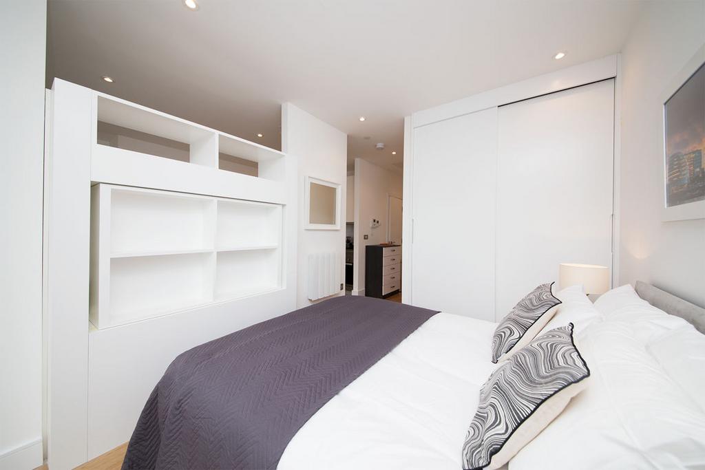 Apartment in Hounslow - More