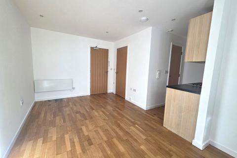 Studio to rent, The Gateway East,