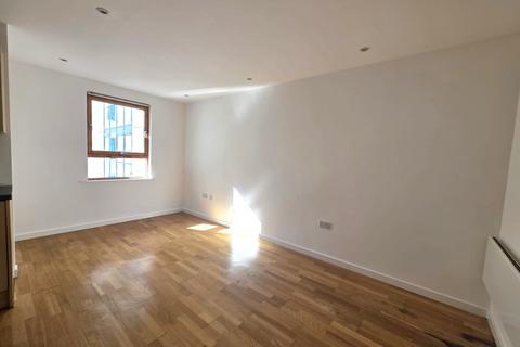 Studio to rent, The Gateway East,