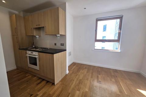 Studio to rent, The Gateway East,