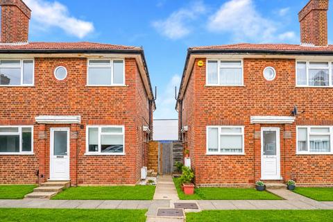 2 bedroom flat for sale, East Close, Cockfosters