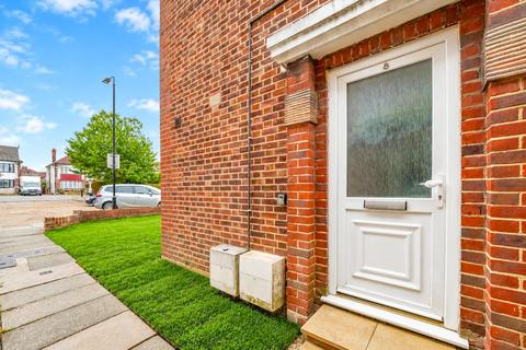 2 bedroom flat for sale, East Close, Cockfosters