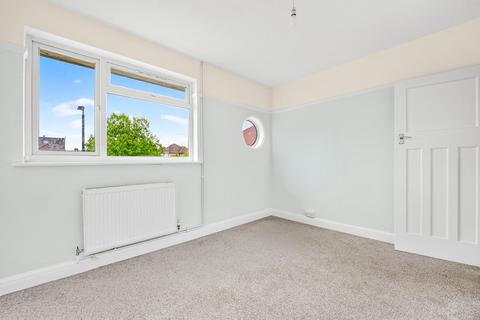 2 bedroom flat for sale, East Close, Cockfosters