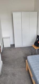 1 bedroom in a house share to rent, Great West Road, Hounslow TW5