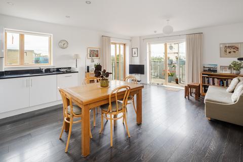 2 bedroom flat for sale, Clock View Crescent, London, N7