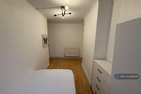 1 bedroom in a house share to rent, Brabazon St, London, E14