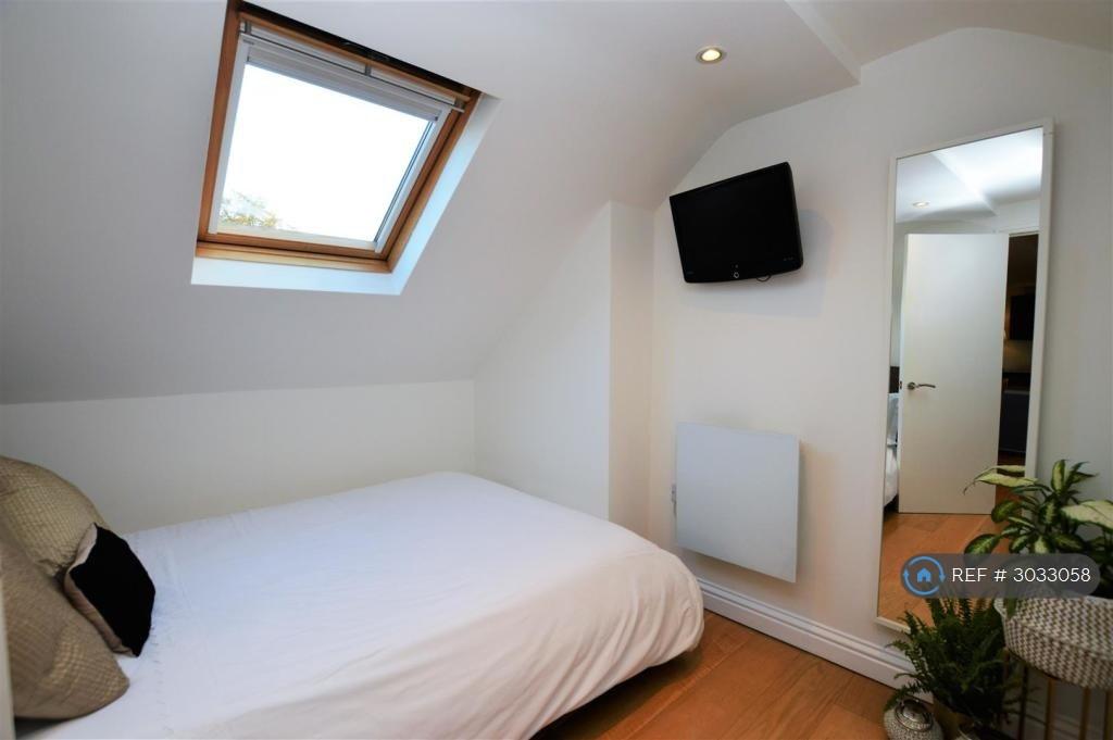 Apartment in Twickenham - View 3