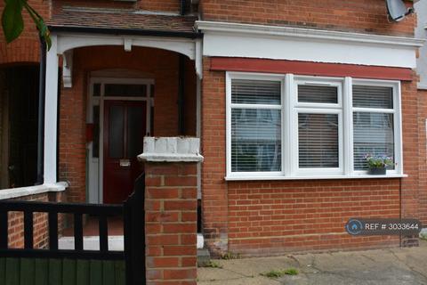 2 bed flat/apartment for rent in Portland Avenue, Southend-On-Sea, SS1