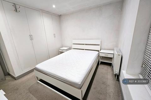 undefined, London Court, Reading, RG1
