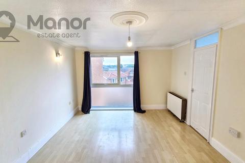 2 bedroom flat to rent, Trotwood, Chigwell, IG7 5JP