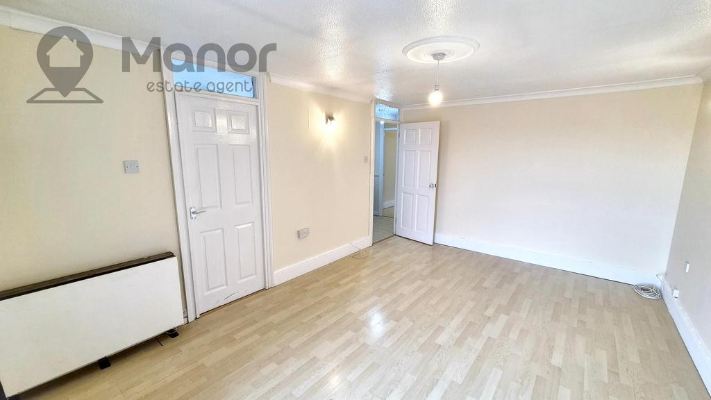 Apartment in Epping Forest, Grange Hill, Chigwell - View 2