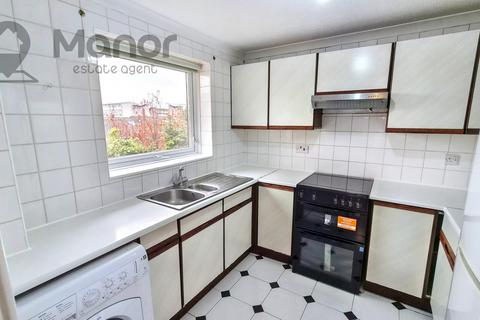 2 bedroom flat to rent, Trotwood, Chigwell, IG7 5JP