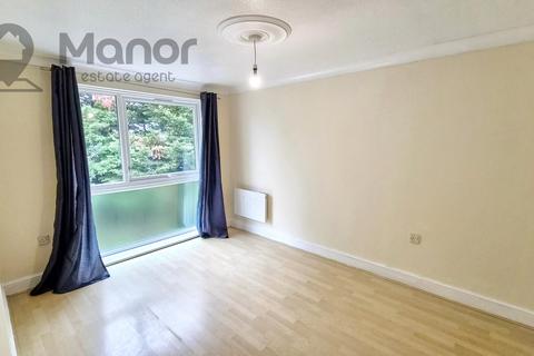 2 bedroom flat to rent, Trotwood, Chigwell, IG7 5JP