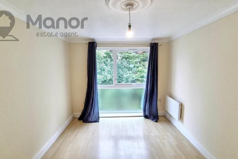2 bedroom flat to rent, Trotwood, Chigwell, IG7 5JP