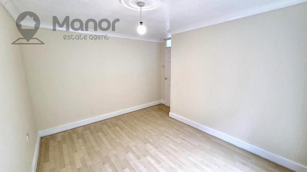 Apartment in Epping Forest, Grange Hill, Chigwell - More