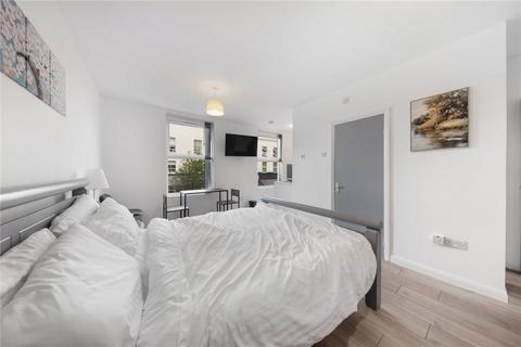 Studio to rent, Chatsworth Road, London, E5