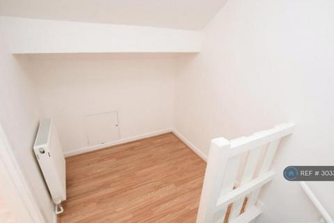 2 bedroom terraced house to rent, Barton Place, Leeds, LS11