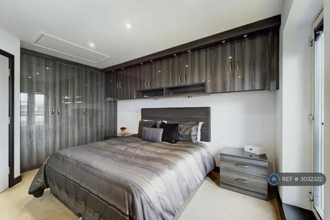 2 bedroom terraced house to rent, Holts Crest Way, Leeds, LS12
