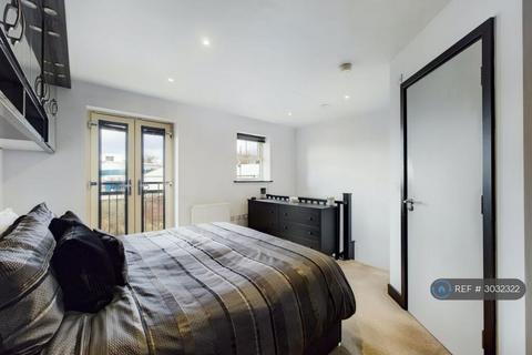2 bedroom terraced house to rent, Holts Crest Way, Leeds, LS12