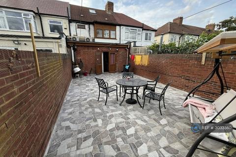 1 bedroom in a house share to rent, New Park Avenue, London, N13