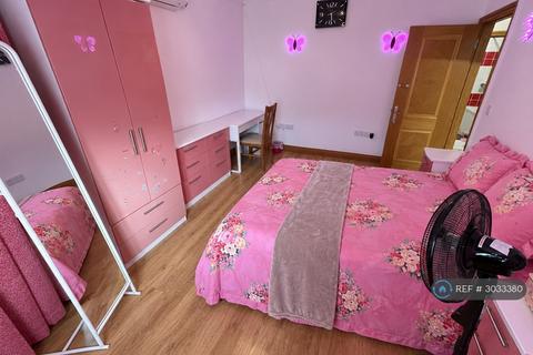 1 bedroom in a house share to rent, New Park Avenue, London, N13