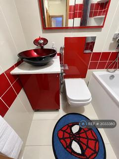 1 bedroom in a house share to rent, New Park Avenue, London, N13