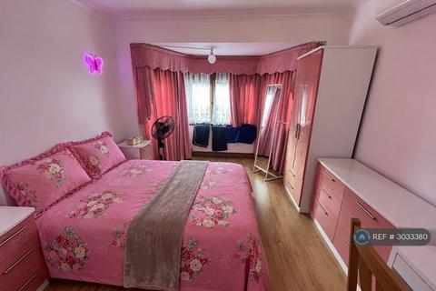1 bedroom in a house share to rent, New Park Avenue, London, N13