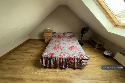 1 bedroom in a house share to rent, New Park Avenue, London, N13