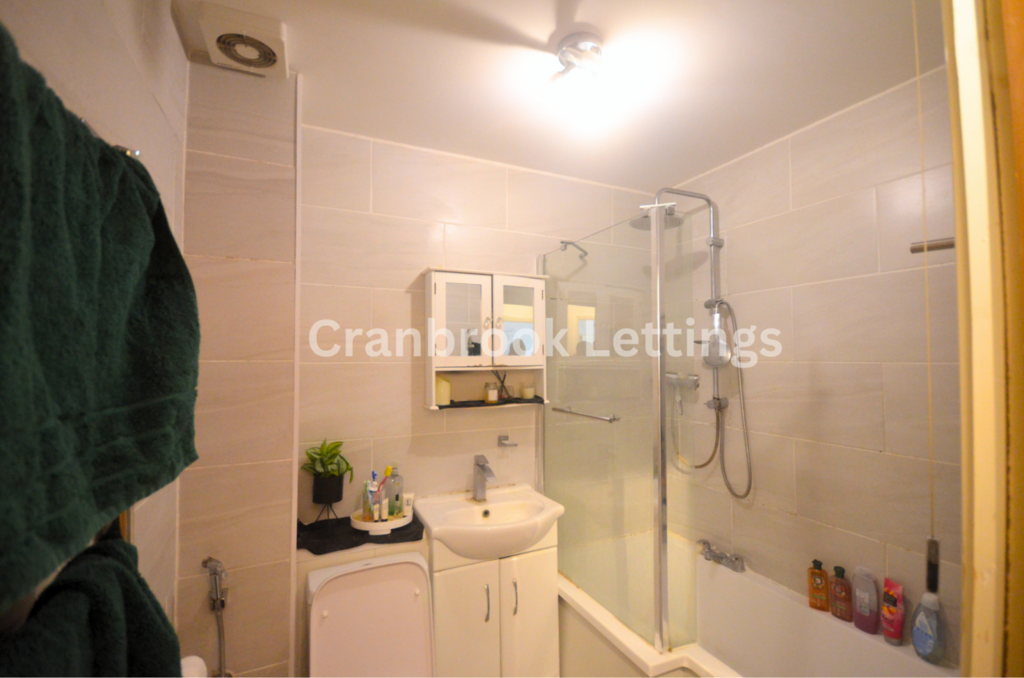Apartment in Ilford - View 4