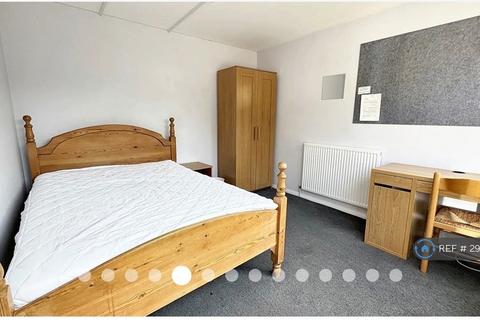 6 bed terraced house for rent in Sparkford Close, Winchester, SO22