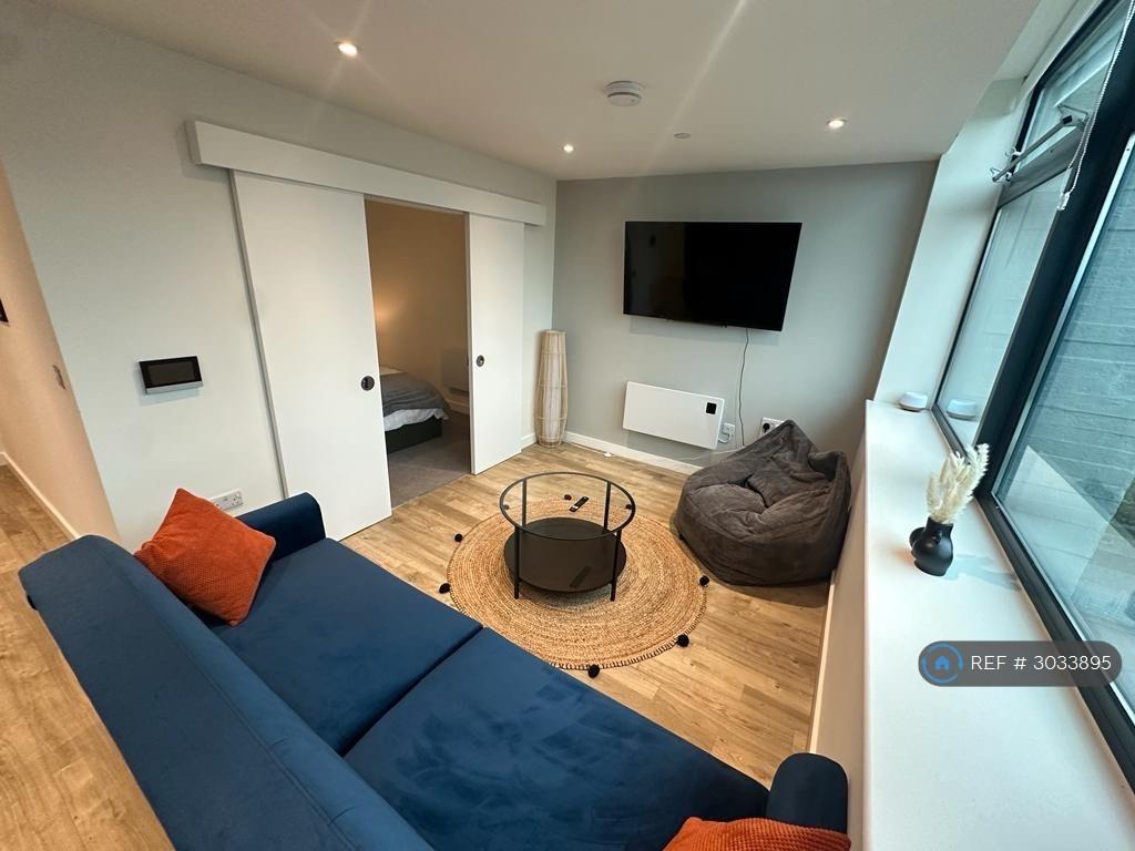 Apartment in Manchester, Old Trafford - View 2
