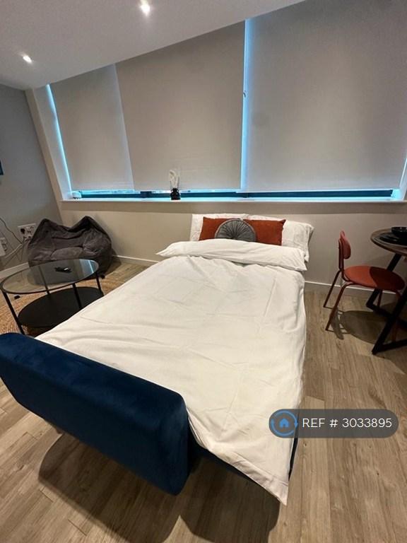 Apartment in Manchester, Old Trafford - View 3