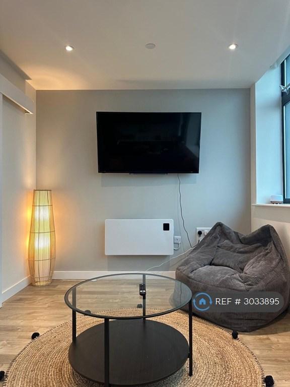 Apartment in Manchester, Old Trafford - View 4