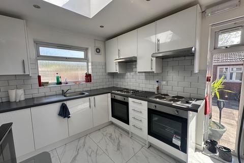 1 bedroom in a house share to rent, Leaver Gardens, Western Avenue, Greenford