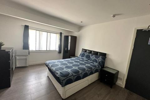 1 bedroom in a house share to rent, Leaver Gardens, Western Avenue, Greenford