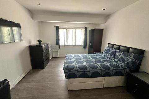 1 bedroom in a house share to rent, Leaver Gardens, Western Avenue, Greenford