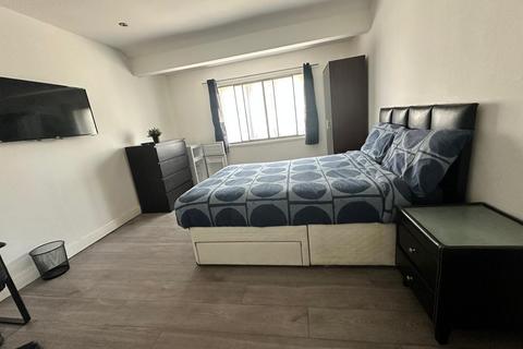 1 bedroom in a house share to rent, Leaver Gardens, Western Avenue, Greenford