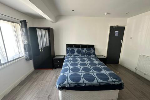 1 bedroom in a house share to rent, Leaver Gardens, Western Avenue, Greenford