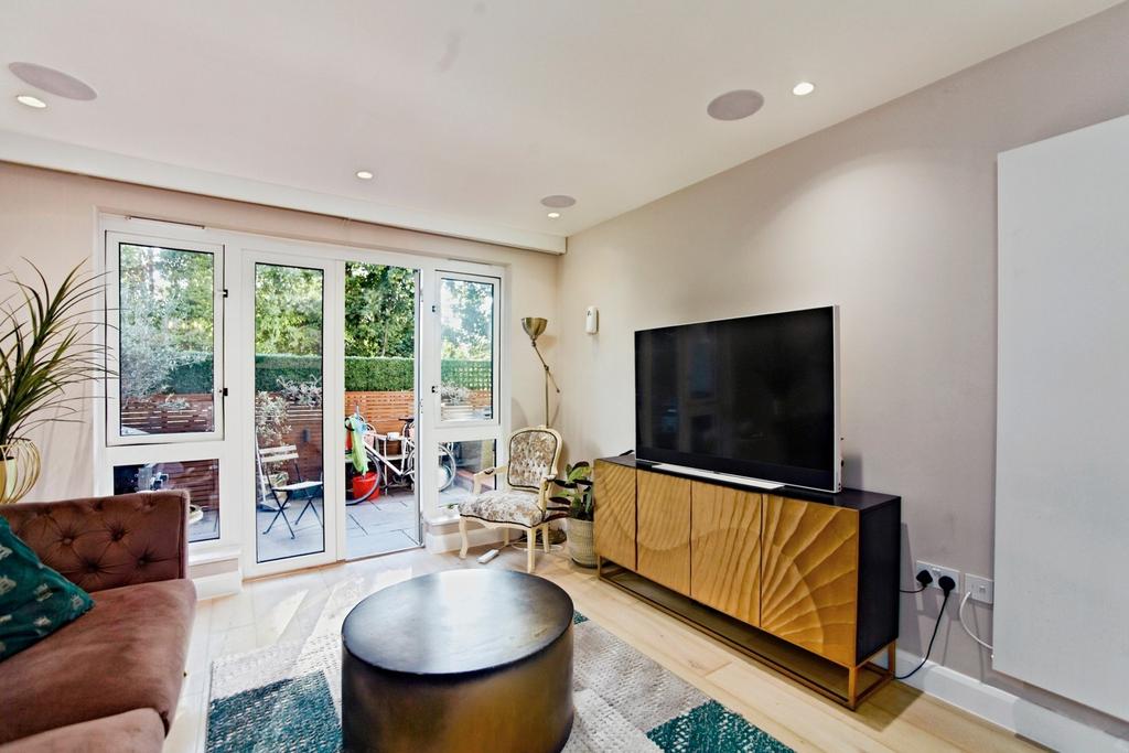 Apartment in Croydon - More