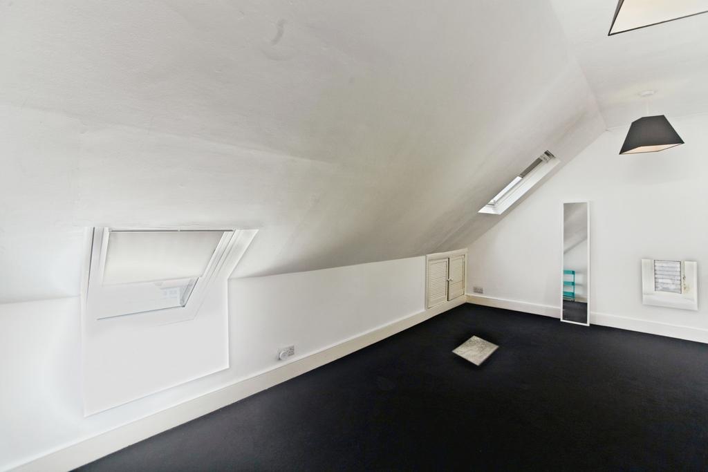 House in Croydon - View 3