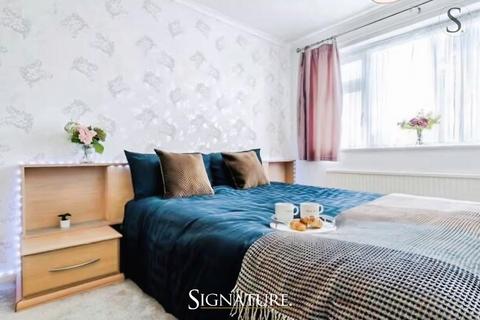 4 bedroom detached house to rent, Waveney Rise, Oadby, LE2